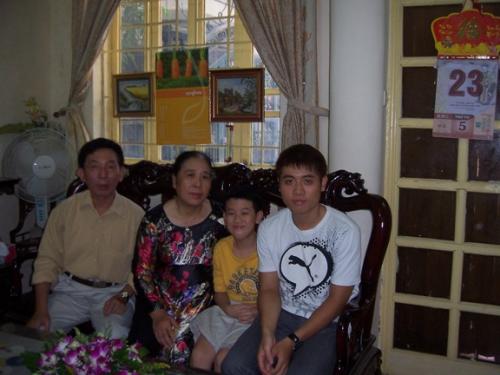 Cả gia đ&igrave;nh 